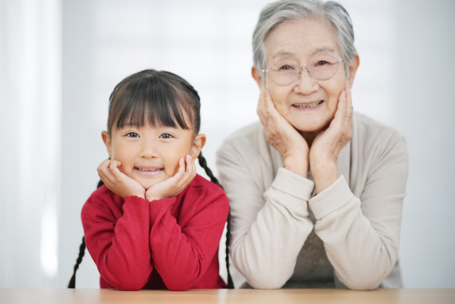 幼女と高齢女性