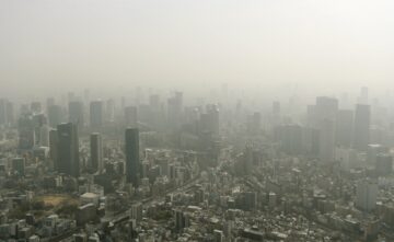 黄砂でかすむ街並み